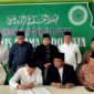 Ketua Umum MUI Jawa Tengah Dr KH Ahmad Darodji, MSi menandatangani fatwa tentang nisab zakat penghasilan dan profesi didampigi para pengurus.