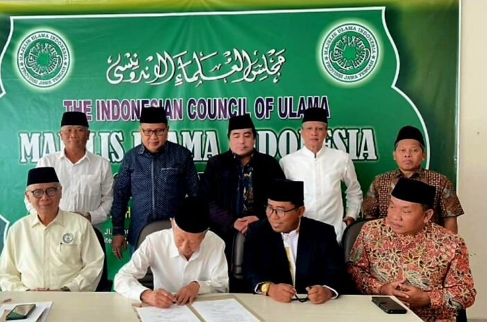 Ketua Umum MUI Jawa Tengah Dr KH Ahmad Darodji, MSi menandatangani fatwa tentang nisab zakat penghasilan dan profesi didampigi para pengurus.