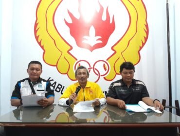 Ketua Tim Penjaringan dan Penyaringan Calon Ketua Umum KONI Kabupaten Pemalang, Ir. Muzaki, (tengah) saat menyampaikan keterangan pers di Kantor KONI Pemalang, pada Jumat 6/3/2026.