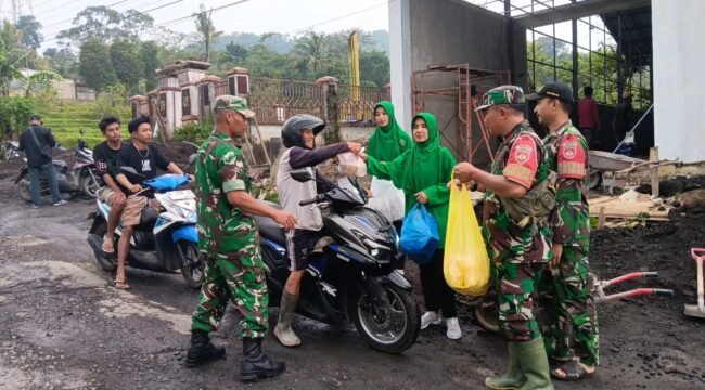 Ramadan Penuh Berkah, Koramil Watukumpul dan Persit Berbagi Takjil di Desa Majakerta