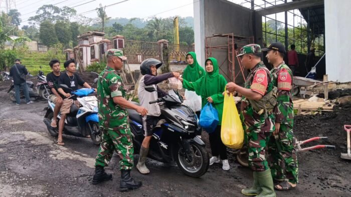Ramadan Penuh Berkah, Koramil Watukumpul dan Persit Berbagi Takjil di Desa Majakerta