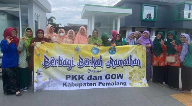 Berbagi Berkah Ramadan, GOW dan PKK Pemalang Bagikan Takjil untuk Masyarakat