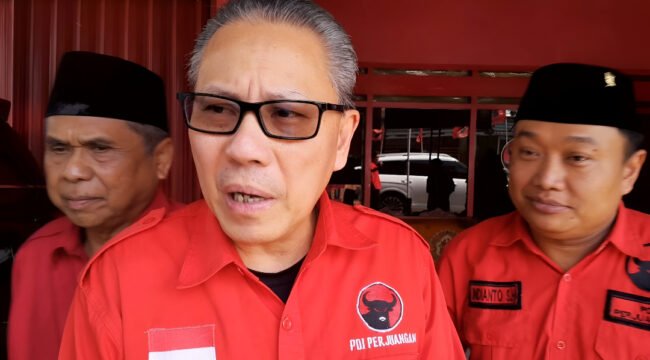 Ketua DPD PDI Perjuangan Jawa Tengah, Dolfie Othniel Frederic Palit didampingi Ketua DPC PDIP Pemalang Indianto, SH dan Sekretaris DPC PDIP Pemalang, Agus Sukoco