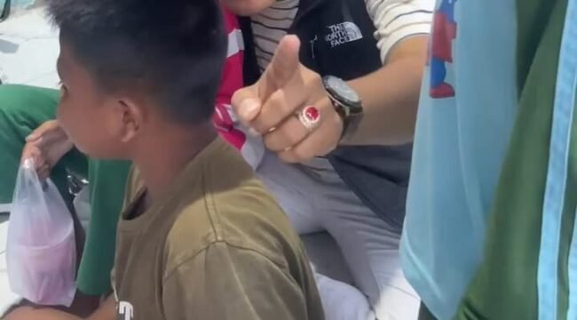 Ramadan Berkah, Anggota DPRD Pemalang Fahmidh Dhuha Berbagi Takjil Es Buah kepada Anak-anak dan Warga di Dusun Kamulyan