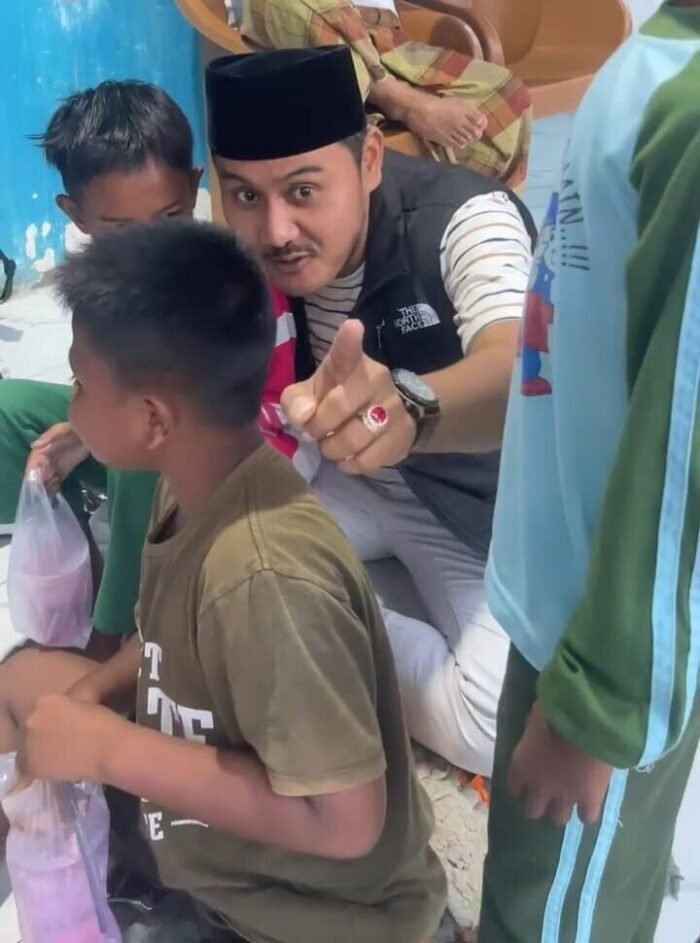 Ramadan Berkah, Anggota DPRD Pemalang Fahmidh Dhuha Berbagi Takjil Es Buah kepada Anak-anak dan Warga di Dusun Kamulyan
