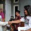 Ketua RT 01/01 Desa Jatinegara menyerahkan bantuan donasi ke pengungsi tanah bergerak Desa Padasari