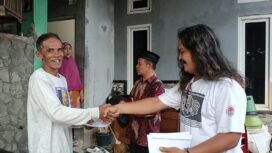 Ketua RT 01/01 Desa Jatinegara menyerahkan bantuan donasi ke pengungsi tanah bergerak Desa Padasari