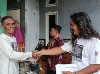 Ketua RT 01/01 Desa Jatinegara menyerahkan bantuan donasi ke pengungsi tanah bergerak Desa Padasari