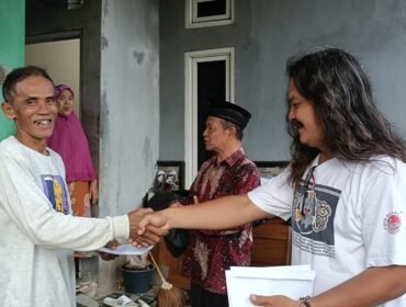 Ketua RT 01/01 Desa Jatinegara menyerahkan bantuan donasi ke pengungsi tanah bergerak Desa Padasari