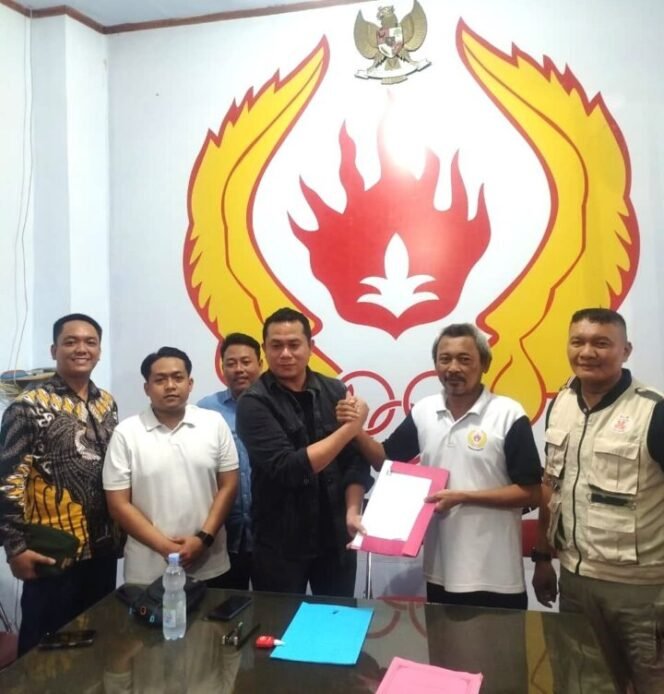 
					Hengki Wijaya, mendatangi Tim Penjaringan dan Penyaringan (TPP) pada Minggu malam (16/3/2026) sekitar pukul 23.54 WIB.