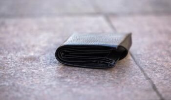 Ilustrasi Dompet Hilang