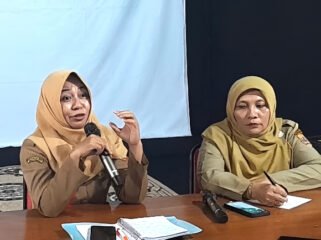 Kepala Diskominfo Kabupaten Pemalang Dian Ika Siswati (kiri) didampingi Kabid IKP Diskominfo Pemalang, Kurniasih Puji Rahayu dalam konferensi pers di Kantor LPPL Radio Swara Widuri, Selasa 31 Maret 2026