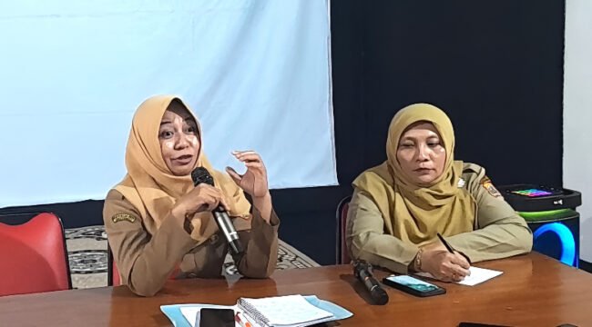 Kepala Diskominfo Kabupaten Pemalang Dian Ika Siswati (kiri) didampingi Kabid IKP Diskominfo Pemalang, Kurniasih Puji Rahayu dalam konferensi pers di Kantor LPPL Radio Swara Widuri, Selasa 31 Maret 2026