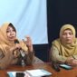 Kepala Diskominfo Kabupaten Pemalang Dian Ika Siswati (kiri) didampingi Kabid IKP Diskominfo Pemalang, Kurniasih Puji Rahayu dalam konferensi pers di Kantor LPPL Radio Swara Widuri, Selasa 31 Maret 2026