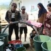 Ketua Lembaga Penanggulan Bencana dan Iklim Nahdatu Ulama (LPBI NU) MWC NU Jatinegara Rereb Kanthi Pangestu saat  Menyalurkan air bersih