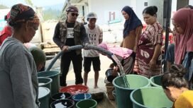 Ketua Lembaga Penanggulan Bencana dan Iklim Nahdatu Ulama (LPBI NU) MWC NU Jatinegara Rereb Kanthi Pangestu saat  Menyalurkan air bersih