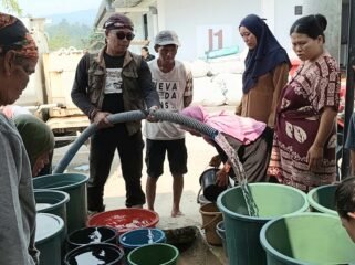 Ketua Lembaga Penanggulan Bencana dan Iklim Nahdatu Ulama (LPBI NU) MWC NU Jatinegara Rereb Kanthi Pangestu saat  Menyalurkan air bersih