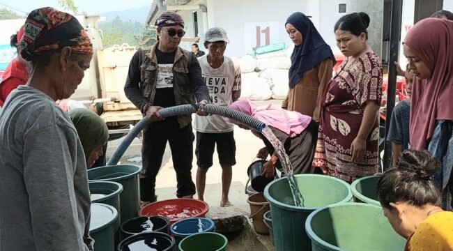 Ketua Lembaga Penanggulan Bencana dan Iklim Nahdatu Ulama (LPBI NU) MWC NU Jatinegara Rereb Kanthi Pangestu saat  Menyalurkan air bersih