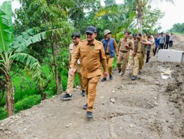Bupati Anom Tinjau Pembangunan Jalan Baru Penghubung Wisnu–Majakerta