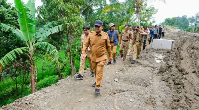 Bupati Anom Tinjau Pembangunan Jalan Baru Penghubung Wisnu–Majakerta