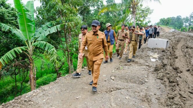 
					Bupati Anom Tinjau Pembangunan Jalan Baru Penghubung Wisnu–Majakerta