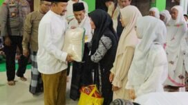 Bupati Pemalang Bagikan Bantuan Sosial kepada Penerima Manfaat di Comal