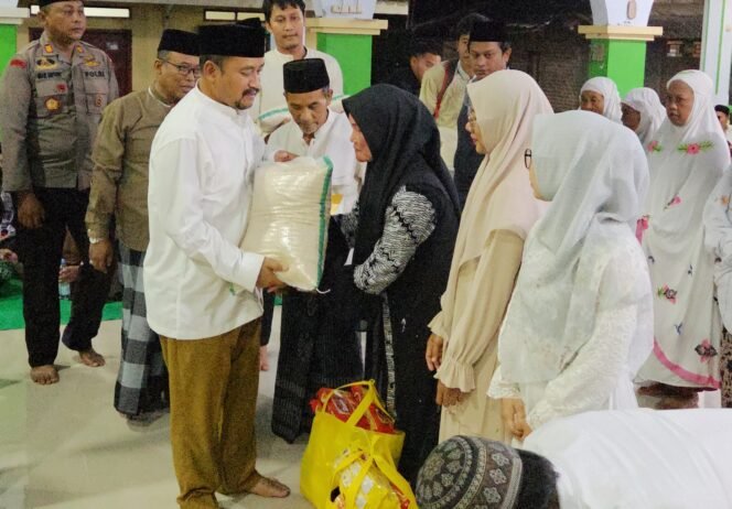 
					Bupati Pemalang Bagikan Bantuan Sosial kepada Penerima Manfaat di Comal