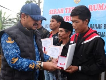Peduli Korban Banjir Bandang, Bupati Pemalang Salurkan Bantuan Pembangunan Rumah