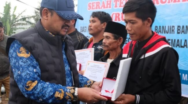 Peduli Korban Banjir Bandang, Bupati Pemalang Salurkan Bantuan Pembangunan Rumah
