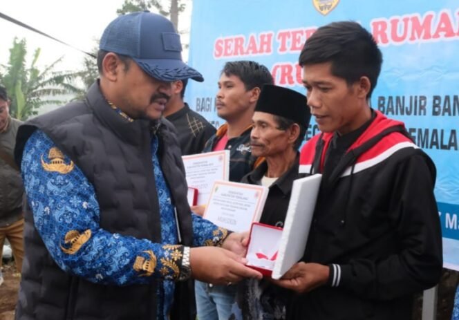 
					Peduli Korban Banjir Bandang, Bupati Pemalang Salurkan Bantuan Pembangunan Rumah