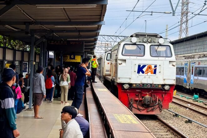 
					Longsor di Jalur KA Bandung Ganggu Perjalanan, KAI Daop 1 Jakarta Minta Maaf