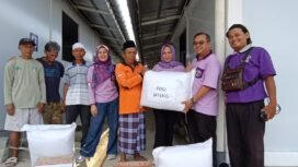 Ketua Persatuan Dokter Gigi Indonesia (PDGI) drg.Evi Sukesih Sukesih, MM, MH. Cabang Tegal Menyerahkan Bantuan kepada warga terdampak tanah bergerak Desa Padasari Kecamatan Jatinegara