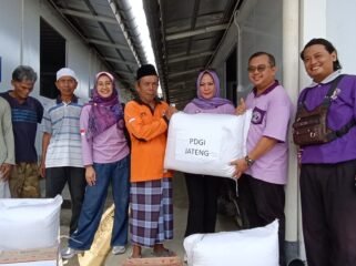 Ketua Persatuan Dokter Gigi Indonesia (PDGI) drg.Evi Sukesih Sukesih, MM, MH. Cabang Tegal Menyerahkan Bantuan kepada warga terdampak tanah bergerak Desa Padasari Kecamatan Jatinegara