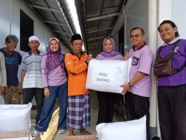 Ketua Persatuan Dokter Gigi Indonesia (PDGI) drg.Evi Sukesih Sukesih, MM, MH. Cabang Tegal Menyerahkan Bantuan kepada warga terdampak tanah bergerak Desa Padasari Kecamatan Jatinegara