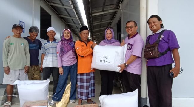 Ketua Persatuan Dokter Gigi Indonesia (PDGI) drg.Evi Sukesih Sukesih, MM, MH. Cabang Tegal Menyerahkan Bantuan kepada warga terdampak tanah bergerak Desa Padasari Kecamatan Jatinegara