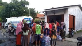 Puluhan Warga Bungin Desa Danasari Terima Droping Air Bersih dari Perumda Tirta Mulia Pemalang