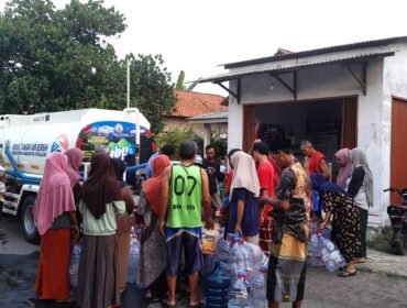 Puluhan Warga Bungin Desa Danasari Terima Droping Air Bersih dari Perumda Tirta Mulia Pemalang