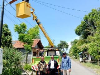 Anggota DPRD Pemalang Fahmidh Dhuha Turun Langsung, Dampingi Penggantian PJU di Bungin Danasari