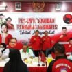 Ketua DPC PDIP Pemalang, Indianto dan Sekretaris DPC PDIP Pemalang Agus Sukoco memantau kegiatan cek pengobatan gratis dan pembukaan Dapur Marhaen, Jumat (10/4/2026).