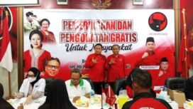 Ketua DPC PDIP Pemalang, Indianto dan Sekretaris DPC PDIP Pemalang Agus Sukoco memantau kegiatan cek pengobatan gratis dan pembukaan Dapur Marhaen, Jumat (10/4/2026).