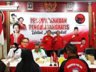 Ketua DPC PDIP Pemalang, Indianto dan Sekretaris DPC PDIP Pemalang Agus Sukoco memantau kegiatan cek pengobatan gratis dan pembukaan Dapur Marhaen, Jumat (10/4/2026).