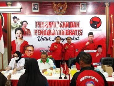 Ketua DPC PDIP Pemalang, Indianto dan Sekretaris DPC PDIP Pemalang Agus Sukoco memantau kegiatan cek pengobatan gratis dan pembukaan Dapur Marhaen, Jumat (10/4/2026).