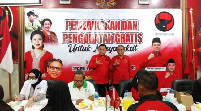Ketua DPC PDIP Pemalang, Indianto dan Sekretaris DPC PDIP Pemalang Agus Sukoco memantau kegiatan cek pengobatan gratis dan pembukaan Dapur Marhaen, Jumat (10/4/2026).