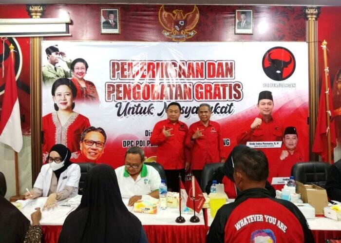 Ketua DPC PDIP Pemalang, Indianto dan Sekretaris DPC PDIP Pemalang Agus Sukoco memantau kegiatan cek pengobatan gratis dan pembukaan Dapur Marhaen, Jumat (10/4/2026).