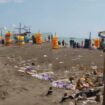 Tampak banyak sampah yang berserakan di area Pantai Widuri  Pemalang Jadi Sorotan