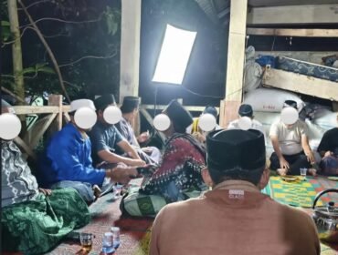 Masyarakat maupun keluarga berkumpul untuk membahas Mahar, uang adat, dan lainnya
