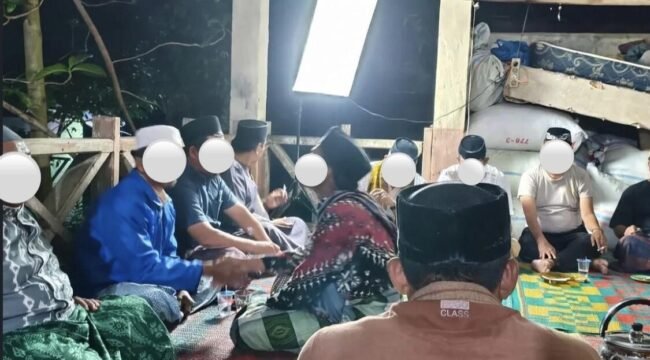 Masyarakat maupun keluarga berkumpul untuk membahas Mahar, uang adat, dan lainnya
