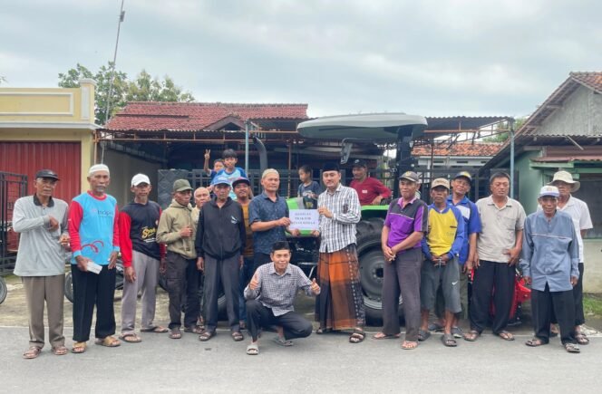 
					Fahmidh Dhuha Serahkan 3 Traktor Bantuan Presiden untuk Tingkatkan Produktivitas Petani Desa Danasari