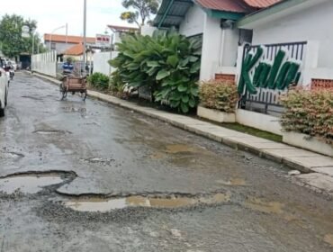 Jalan Rusak di Depan Stasiun Pemalang Dikeluhkan Pengendara, Berbulan-bulan Tak Kunjung Diperbaiki