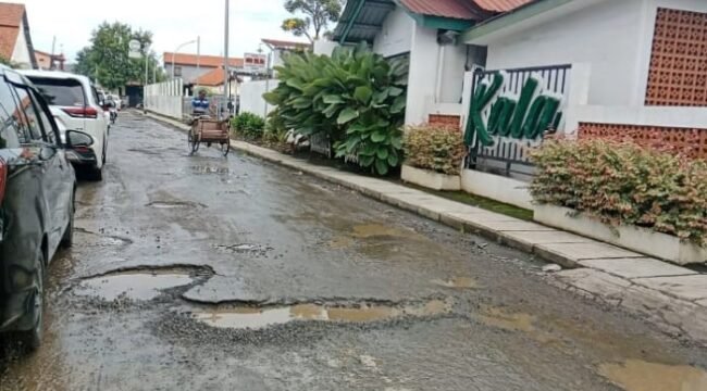 Jalan Rusak di Depan Stasiun Pemalang Dikeluhkan Pengendara, Berbulan-bulan Tak Kunjung Diperbaiki